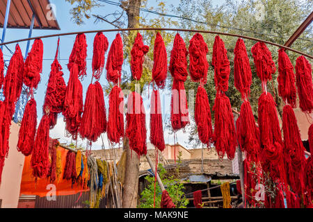 Marokko Marrakesch Djemaa el Fna MEDINA SOUK bunt gefärbte Wolle HÄNGEN VON STANGEN ZUM TROCKNEN IN DER SONNE Stockfoto