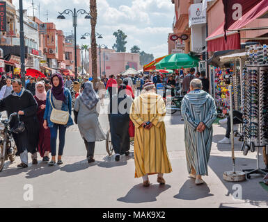 Marokko Marrakech STREET SCENE MIT MENSCHEN gekleidet in traditionelle Kleidung die DJELLABA Stockfoto