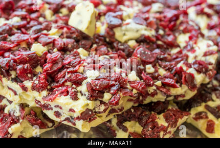 Tabletten Weiße Schokolade mit Beeren. Close-up. Selektiver Fokus Stockfoto