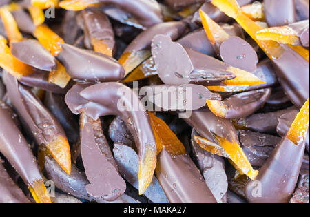 Orangenschalen, beschichtet mit dunkler Schokolade. Typische sizilianische Gebäck, Italien Stockfoto