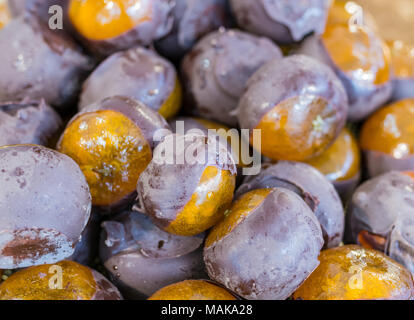 Beeren, beschichtet mit dunkler Schokolade. Typische sizilianische Gebäck, Italien Stockfoto
