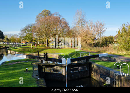 Barge Canal Schleusentore im Herbst. Reben Park, Droitwich Spa, Worcestershire, England, Großbritannien, Großbritannien Stockfoto