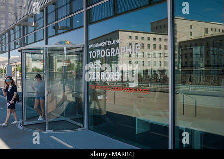 Berlin, Deutschland, Besucher in der Ausstellung Topographie des Terrors Stockfoto