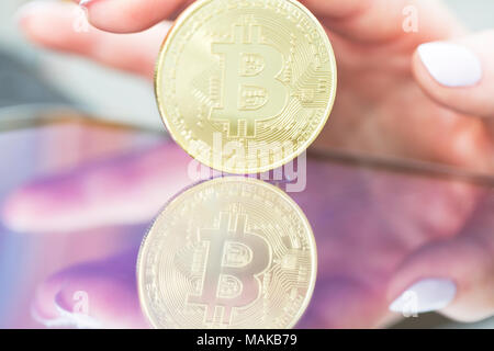 Bitcoin gold Münze und defokussierten Hintergrund. Stockfoto