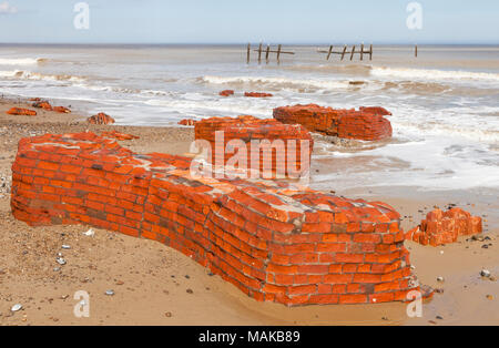 Die Überreste der Low Light Leuchtturm am Strand von Happisburgh in Norfolk England England Stockfoto