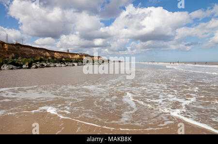 Rock Sea Verteidigung bei Ebbe am Strand Happisburgh in Norfolk England England Stockfoto