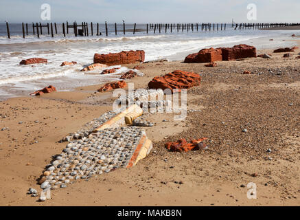 Die Überreste der Low Light Leuchtturm am Strand von Happisburgh in Norfolk England England Stockfoto