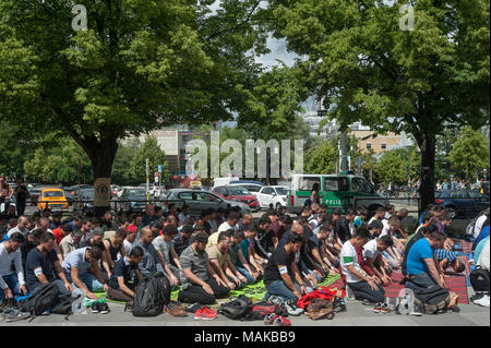 Berlin, Deutschland, Muslime die Teilnahme an traditionellen Freitagsgebet Stockfoto