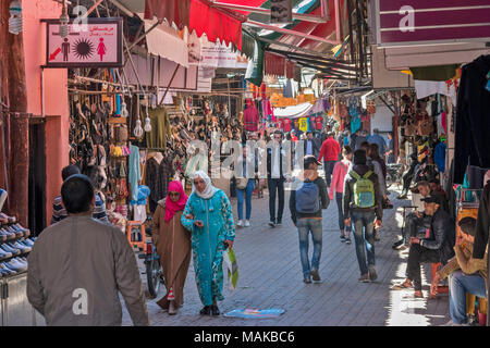 Marokko Marrakesch Djemaa el Fna MEDINA SOUK VIELZAHL VERSCHIEDENER GESCHÄFTE INNERHALB DER SOUK Stockfoto