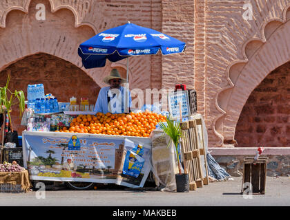 Marokko Marrakesch KOUTOUBIA ORANGE VERKÄUFER GETRÄNKE WASSER UND OBST FÜR DEN VERKAUF AUSSERHALB DER MOSCHEE Stockfoto