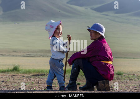 Zuschauer beim Naadam Festival, Murun, Mongolei Stockfoto