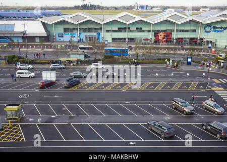 Der Parkplatz am Internationalen Flughafen Birmingham in den frühen Morgenstunden Stockfoto