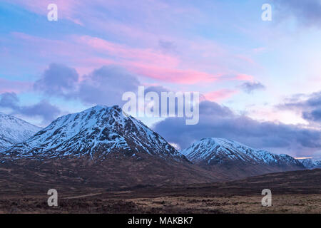 Sonnenuntergang Farben über Stob ein 'ghlais mit spitzen Chaire (rechts) und eine "bhuireidh Meall (links), Glencoe, Scottish Highlands, Schottland, UK im März Stockfoto