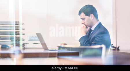 Kaufmann im Büro arbeiten auf Laptop-Computer. Stockfoto