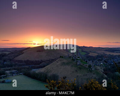 Frühling Sonnenaufgang über Corfe Castle, Purbeck, Dorset, Großbritannien Stockfoto