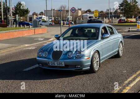 2006 Jaguar S-Type V6 Sport Auto 2967cc Benzinlimousine beim North-West Supercar Event kommen Autos und Touristen an einem warmen Frühlingstag in den Küstenort. Autos sind von Stoßstange zu Stoßstange an der Strandpromenade, da Liebhaber von Oldtimern und Oldtimern das warme Wetter für einen Tag im Auto nutzen. Stockfoto