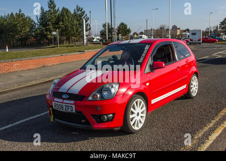 2008 RED Ford Fiesta ST 1999cc Benzin Schlupfback auf der North-West Supercar Veranstaltung als Autos und Touristen im Küstenort ankommen. Autos sind von Stoßstange zu Stoßstange an der Strandpromenade, da Liebhaber von Oldtimern und Oldtimern das warme Wetter für einen Tag im Auto nutzen. Stockfoto