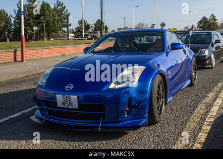 2004 Nissan 350Z Coupé auf der North-West Supercar Veranstaltung als Hunderte von Autos und Touristen in den Küstenort an einem warmen Frühlingstag ankommen. Die Autos sind an der Strandpromenade von der Stange, da Liebhaber von klassischen und Sportfahrzeugen das warme Wetter für einen Tag im Auto nutzen. Stockfoto