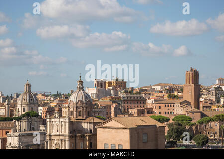 Blick vom Palatin (Palatino), welche die centermost der Sieben Hügel von Rom, Italien sucht acroos der Dächer über dem Forum Romanum. Stockfoto