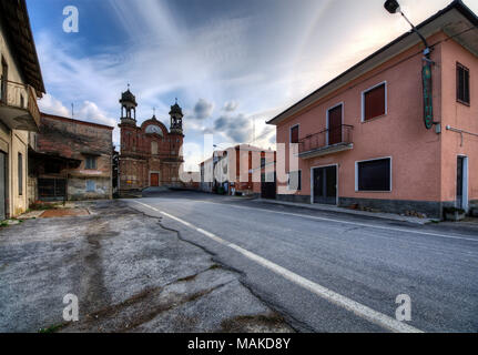 Surie Von Clavesana. wo Sie noch die Anzeichen für eine Bar, ein Restaurant und eine mechanischen Werkstatt komplett aufgegeben. Stockfoto