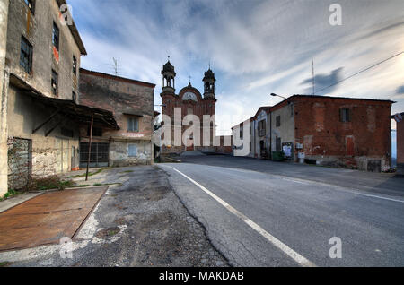 Surie Von Clavesana. wo Sie noch die Anzeichen für eine Bar, ein Restaurant und eine mechanischen Werkstatt komplett aufgegeben. Stockfoto