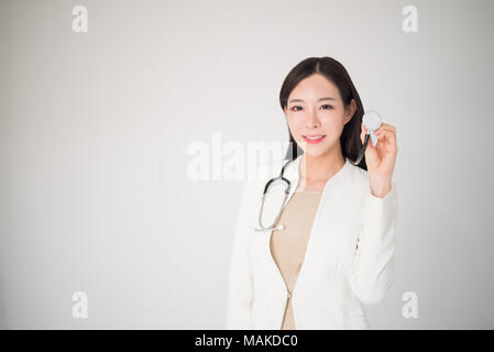 Schöne asiatische Frau Ärztin auf weißem Hintergrund, Medizin, Arzt, Klinik, Krankenhaus Konzept. Frau oder Frau Doktor ist fehlte im Som Stockfoto