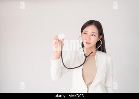 Medizinische, Behandlung, Arzt, Klinik, Krankenhaus, Diagnose, Gesundheit checkup Konzept. Schöne asiatische Frau Ärztin Holding sthetoscope auf isolierte Stockfoto