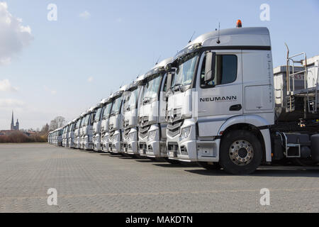 BURG / Deutschland - 11. Juni 2017: Deutsche Mercedes Benz Actros LKW Spedition Firma Neumann steht in einer Reihe. Stockfoto