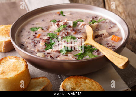 Hausgemachte cremige Suppe wilder Reis mit Hähnchen und Gemüse close-up in eine Schüssel. Horizontale Stockfoto