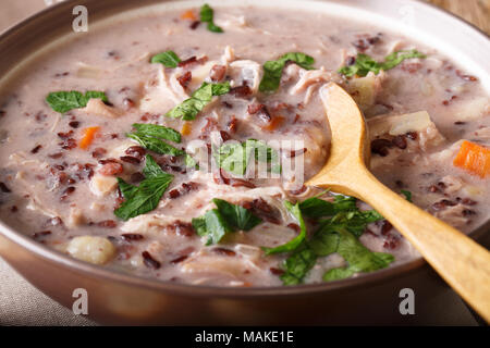 Cremige Suppe wilder Reis, Huhn close-up in einer Schüssel auf den Tisch. Horizontale Stockfoto