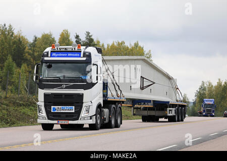 ORIVESI, Finnland - 21 September 2017: Volvo FH 540 Auflieger von Hyvonen Yhtiöt Transporte lange Betonfertigteile bau Element im Konvoi alo Stockfoto