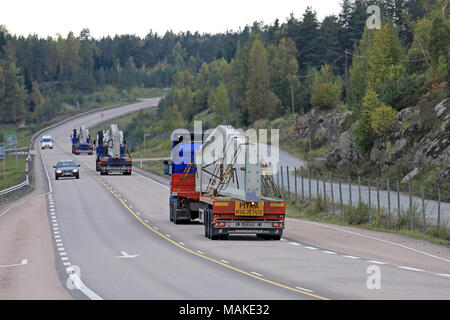 ORIVESI, Finnland - 21 September 2017: Konvoi von drei langen Auflieger mit Lasten der Betonfertigteile Bau elemente auf der Autobahn im Herbst. Stockfoto