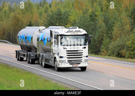 JAMSA, Finnland - 21 September 2017: Scania R450 Milch Tanker transportiert Valio Milch auf der Autobahn durch die herbstlandschaft. Stockfoto