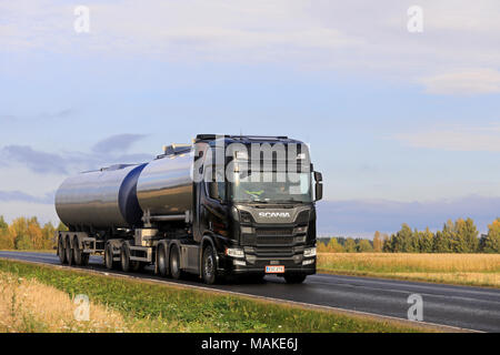 JAMSA, Finnland - 21 September 2017: Schwarz Nächste Generation Scania R 580 Tankwagen der Kuljetusliike Raimo Laakso transportiert Güter auf der Straße im Herbst Stockfoto