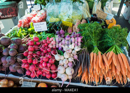 Frische bunte Gemüse auf Verkauf in den Buden auf dem Salamanca Markt ist ein Markt in Salamanca Place, Hobart, Tasmanien, Australien Stockfoto