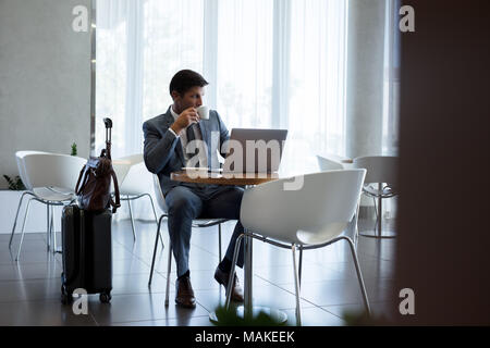 Man Kaffee trinken, während in der Lounge warten. Business Executive in der Lounge warten. Stockfoto