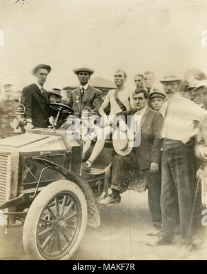 Thomas Hicks, Gewinner des Marathon, sitzen in einem offenen Wagen durch Rennen Beamte und andere Männer umgeben. Titel: 1904 Olympics: Thomas J. Hicks, Boston, Gewinner des Marathon ruht in einem Auto nach dem Beenden. . 1904. Jessie Tarbox Beals Stockfoto