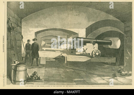 Drucken aus einer Reihe von columbiad Küstenartillerie Stücke in einem fort mit einem Soldat und Offizier, stehen im Vordergrund. 'MAIN BATTERIE AM Fort Sumter, Lager auf Fort Moultrie und den Kanal. - Aus einer Skizze VON EINEM BEVOLLMÄCHTIGTEN VON MAJOR ANDERSON'S BEFEHL. - [Siehe Seite 49]' (Abbildung unten). Ausschnitt aus Harper's Weekly, Jan. 26, 1861, Seite 57. Titel: 'Main Batterie am Fort Sumter, Lager auf Fort Moultrie und den Kanal.". 26. Januar 1861. Stockfoto