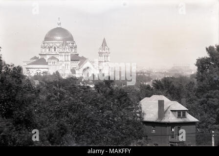 Horizontal, schwarz-weiß Foto zeigt ein Blick aus der Vogelperspektive auf das Dach der Kathedrale Basilica in Baumkronen. Titel: Neue Kathedrale von Barnes Hospital, St. Louis, 19. September 1919. . 19. September 1921. Oscar Kuehn Stockfoto