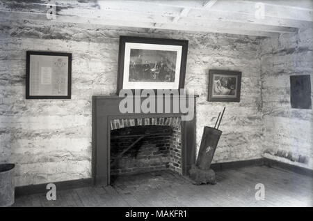Horizontale, schwarze und weiße Innenansicht von Grant's Log Cabin, Kamin, gerahmte Drucke an den Wänden, darunter eine von Präsident Lincoln. Titel: Innenraum von Grant's Log Cabin, St. Louis Ave., St. Louis. . 13. Oktober 1912. Oscar Kuehn Stockfoto