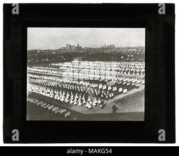 Horizontal, schwarz-weiß Foto von Hunderten von Schule Kinder in Ausbildung für Field Day Parade und Pageant gesäumt. Alle Mädchen in weißen Kleidern und die Jungs in den weißen Hemden und Krawatten mit dunklen Hosen. Titel: Pädagogische Museum Laterne Folien: Field Day, St. Louis öffentliche Schulen. . Ca. 1904. Stockfoto