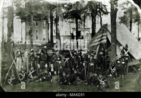 Gruppenbild der Miliz Soldaten und Offiziere in Uniform Stehen und Sitzen mit Stack von Gewehren und Drummer Boy mit Trommel. Ein Soldat in der Nähe von der Hütte im Hintergrund unterstützt die Union Flag und hält einen Strauß Blumen. Zwei zivile Männer sind im Hintergrund. ' Camp Lewis 1. regt. Bin o Zustand Wachen Col A.R.Easton St. Louis Fairgrounds 1860' (auf der Rückseite). Camp Lewis war an der St. Louis Fairgrounds. Dieses Foto wird eine Gruppe von Soldaten, Offiziere und Mitarbeiter der 1. Regiment, Missouri State Miliz zu sein. Für Informationen über Missouri Milizeinheiten, siehe Conard Stockfoto