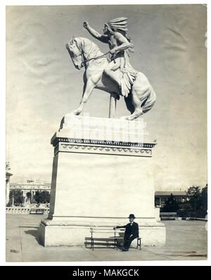 Vertikale, sepia Foto, eine Statue von ein Indianer auf einem Pferd auf einem grossen Podest sitzt. Es ist ein Mann im dunklen Anzug und Hut auf einer Bank, die an der Basis des Sockel sitzt. Titel: Skulptur: Protest der Sioux von Cyrus E. Dallin. . 1904. Stockfoto