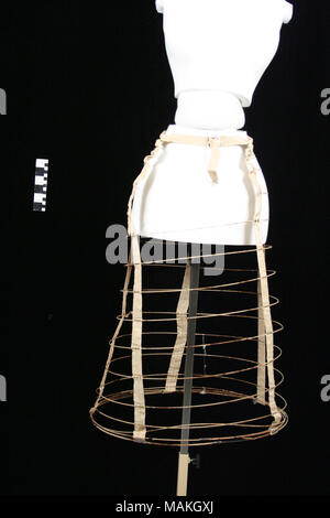 Woman's Federkäfig Krinoline. Konische Form mit Hektik zurück. Federn sind durch 5 vertikale Baumwolle Bänder verbunden. Vorne links ist geöffnet - komplette kreisförmige Krinoline beginnt nicht bis zum 10. Titel: Woman's Steel Cage Krinoline. zwischen ca. 1880 und ca. 1886. Stockfoto