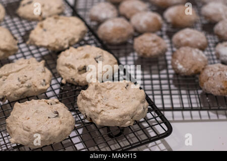 Pessach (Pessach) Backen - coconut Baiser Plätzchen und Zimt Kugeln in Puderzucker bestäubt, am Draht Fach vorgestellt Stockfoto