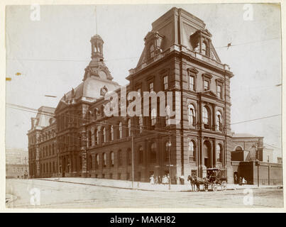 Horizontale, sepia Foto zeigt vier Gerichte Gebäude von der gegenüberliegenden Ecke. Es gibt einen Warenkorb von zwei Pferden gezogen vor dem Gebäude gestoppt, und eine kleine Gruppe von Menschen stehen auf dem Bürgersteig an der Ecke. Titel: Vier Gerichte Gebäude, zwölften und Clark. . 1907. Emil Boehl Stockfoto