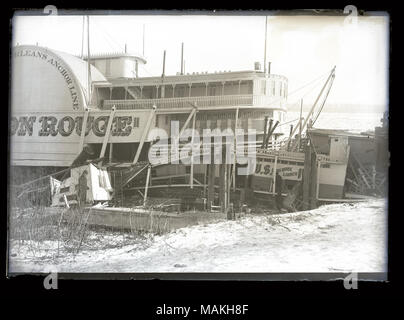 Horizontal, schwarz-weiß Foto zeigt eine große Steamboat mit den Worten "..n Rouge" auf der Seite Zerkleinern ein kleineres Boot entlang einer schneebedeckten Shoreline gemalt. Titel: Str. Baton Rouge crushing US-Leuchtturm Start Efeu während Eis Schlucht von Januar 1887. . 1887. Stockfoto