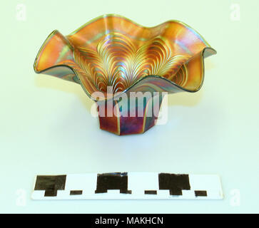 Glass Candy Dish von Delmar Garten. Titel: Carnival Glas Schale von Delmar Garten. zwischen 1907 und 1920. Fenton Art Glass Company Stockfoto