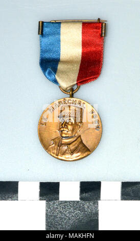 Bronzemedaille auf einen roten, weißen und blauen Band, Gedenken, französischer General, Marschall Ferdinand Foch Besuch in St. Louis am 3. November 1921. Marschall Foch war der Oberbefehlshaber der alliierten Armeen während des Ersten Weltkrieges Titel: Medaille zum Gedenken an französischen Marschall Foch Besuch in St. Louis im Jahre 1921. 1921. Whitehead und Hoag Unternehmen, Newark, NJ Stockfoto