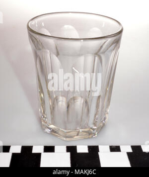 Englisch abgeschnitten Glas tumbler mit facettierten Seiten. Dem Vernehmen nach St. Louis aus Philadelhia brachte 1815 von Felix Valle als Geschenk zu seinem Sohn, Jean Baptiste Valle. Titel: Glas Tumbler von Jean Baptiste Valle. ca. 1815. Stockfoto